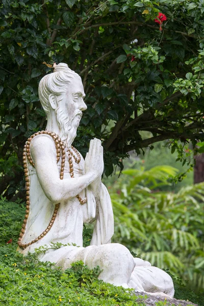 Traditionell sten skulptur i trädgården. Ön Bali, Ubud, Indonesia — Stockfoto