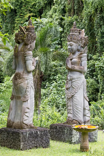 Tradycyjne kamienne rzeźby w ogrodzie. Wyspa Bali, Ubud, Indonezja — Zdjęcie stockowe