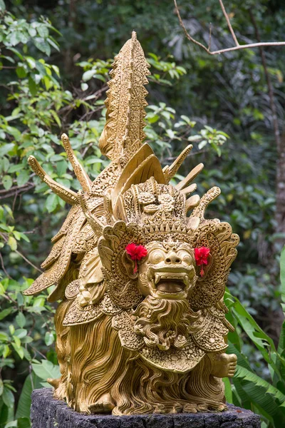 伝統的な石造りの彫刻の庭で。バリ、バリ島、インドネシアの島 — ストック写真