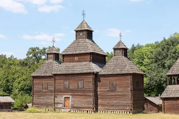 Iglesia ortodoxa antigua ucraniana de madera en verano. Museo Pirogovo, Kiev, Ucrania — Foto de Stock