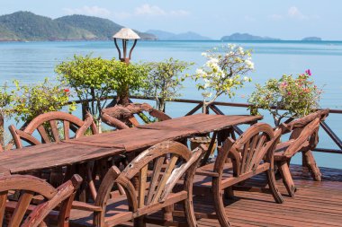 masa ve sandalyeler güzel deniz manzaralı. Adası koh chang, Tayland
