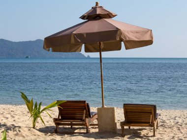 plaj sandalye ve şemsiye plajda güneşli bir gün, Tayland