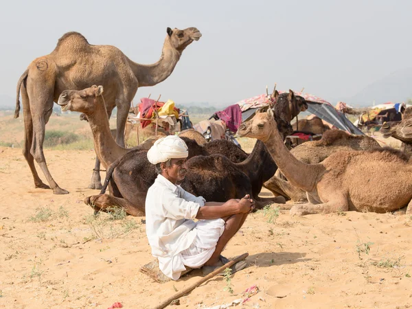 Indiase nomad deelgenomen aan de jaarlijkse Pushkar Camel Mela — Stockfoto