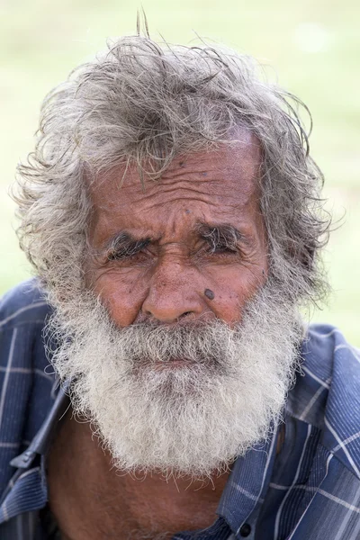 Sri Lankan beggar waits for alms on a street next to the bus station — Stock Photo, Image