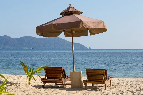 Beach chair and umbrella on the beach in sunny day, Thailand — стоковое фото