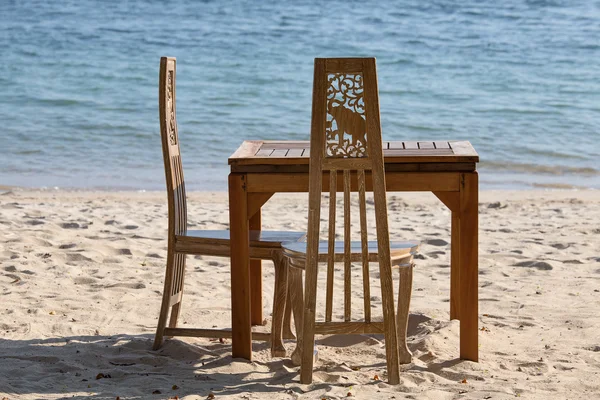 Mesa y sillas con una hermosa vista al mar en la isla Koh Chang, Tailandia . —  Fotos de Stock
