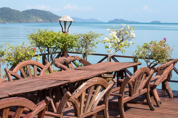 テーブルと椅子、美しい海の景色。島のチャン島、タイ — ストック写真