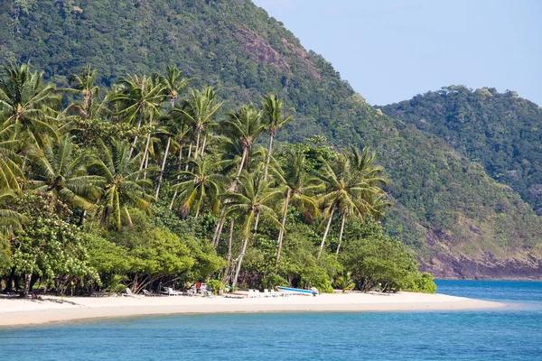 Spiaggia tropicale con palme esotiche sulla sabbia.Thailandia — Foto Stock