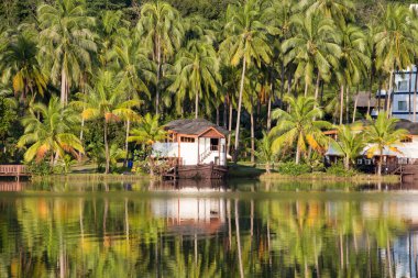 Güzel dağ gölü tropikal tatil