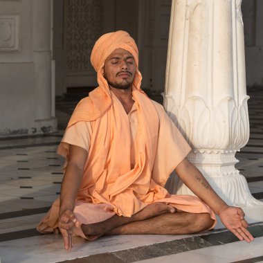 Amritsar, Pencap, Hindistan altın tapınağı ziyaret Sih adam. 