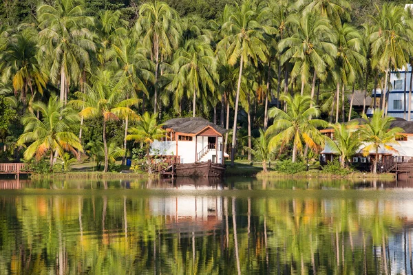 Belo lago de montanha resort tropical — Fotografia de Stock