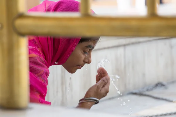 Chica india visitando el Templo de Oro en Amritsar, Punjab, India. Los peregrinos sij viajan desde toda la India para orar en este lugar sagrado . —  Fotos de Stock