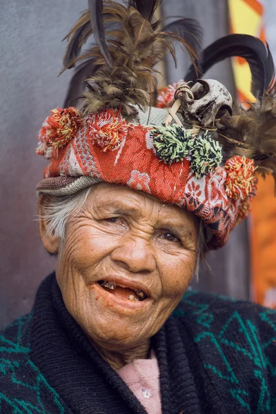 Mulher Ifugao em vestido nacional ao lado de terraços de arroz em Banaue, Filipinas . — Fotografia de Stock