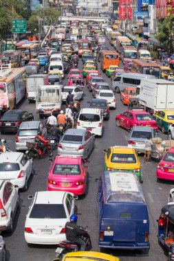 Trafik yavaş yavaş Bangkok, Tayland işlek bir yol boyunca taşır..