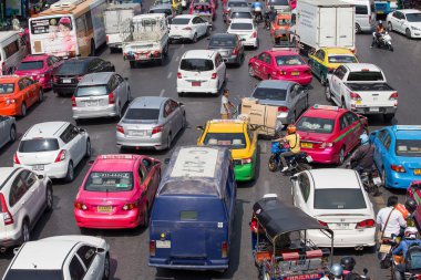 Trafik yavaş yavaş Bangkok, Tayland işlek bir yol boyunca taşır..