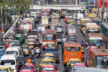 Trafik yavaş yavaş Bangkok, Tayland işlek bir yol boyunca taşır..