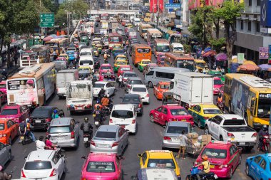 Trafik yavaş yavaş Bangkok, Tayland işlek bir yol boyunca taşır..
