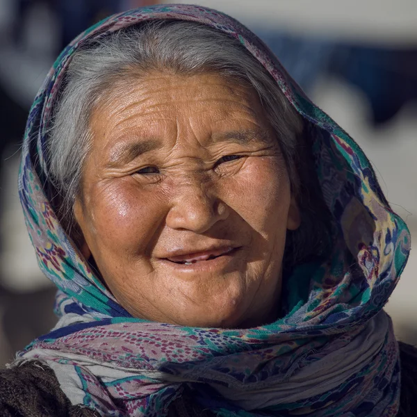 Stara kobieta lokalnych w Ladakhu. Indie — Zdjęcie stockowe