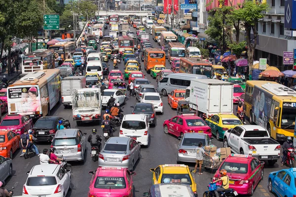 Trafiken går långsamt längs en trafikerad väg i Bangkok, Thailand. — Stockfoto