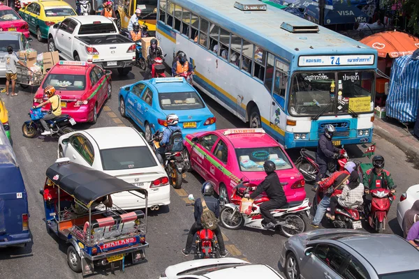 Tráfego se move lentamente ao longo de uma estrada movimentada em Bangkok, Tailândia . — Fotografia de Stock