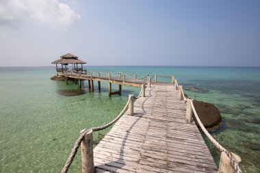 Ahşap iskele sahilde güzel tropikal adası Koh Kood, Tayland