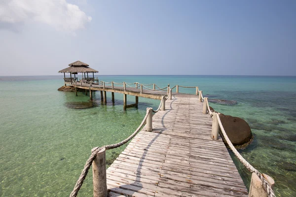 Drewniane molo na tropikalnej plaży w wyspa Koh Kood, Tajlandia — Zdjęcie stockowe