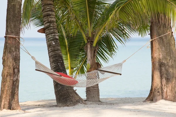 Rede em uma bela praia tropical — Fotografia de Stock