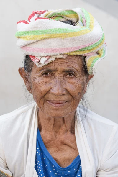 Portret oude vrouw naar Bali island, Indonesië — Stockfoto