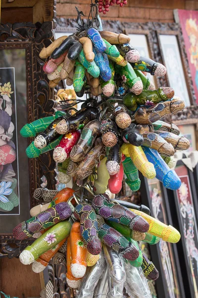 Pénis en bois peints sur le marché en Indonésie — Photo