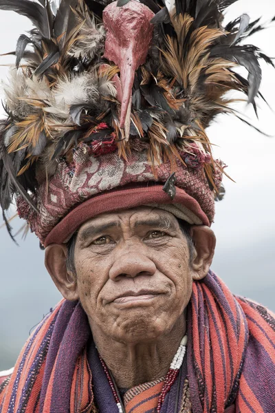 Starzec ifugao w krajowej sukience obok ryżu tarasy. Ifugao - ludzie na Filipinach. Odnosi się do górskich ludów. — Zdjęcie stockowe