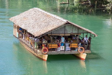 Egzotik orman Nehri üzerinde tekne turist gezisi. Ada Bohol dünyanın en iyi turistik yerlerinden biridir.