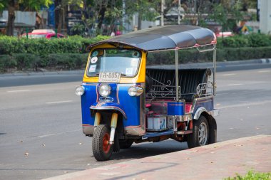 Otomatik çekçek veya tuk-tuk Bangkok sokağında. Tayland