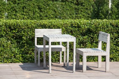 Boş ahşap masa ve sandalyeler bir tropik bahçe