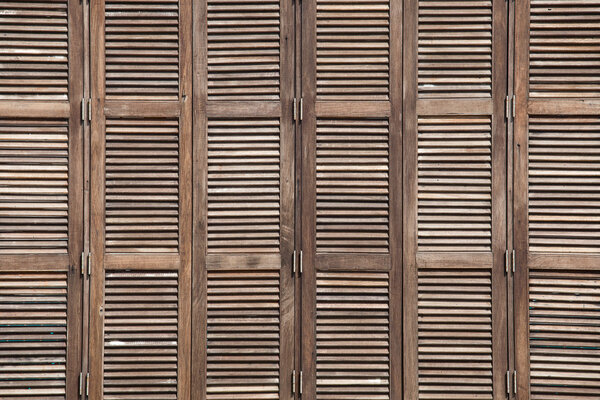 Фон решетчатые деревянные двери в тропическом доме
