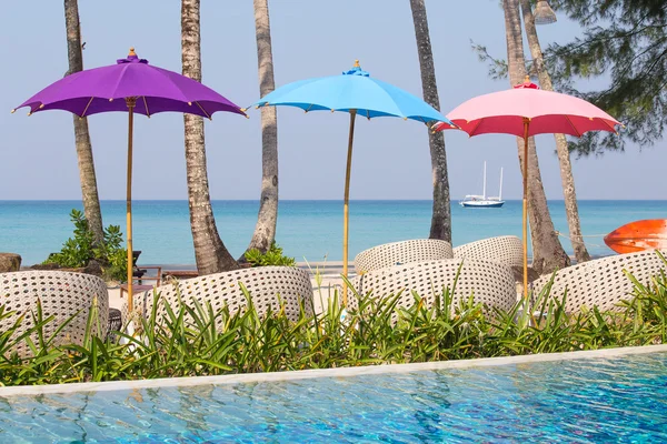 Swimming pool and beach chairs near the sea, Thailand — Stock Photo, Image