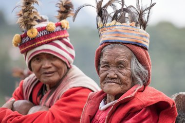Portre pirinç terasları yanındaki ulusal elbise eski Ifugao insanlar. Ifugao - Filipinler insanlar. Dağ halkları anlamına gelir.