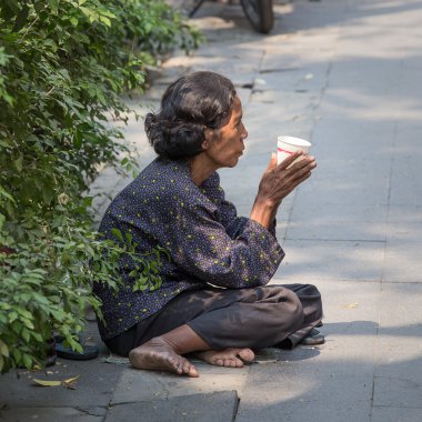 Tay yaşlı dilenci kadın sadaka bir sokakta bekler.  