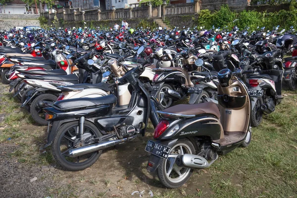 Motorradabstellplatz auf der Straße. ubud, indonesien — Stockfoto