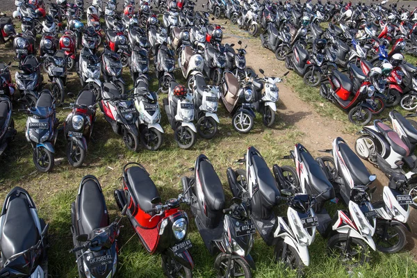 Парковка мотоциклов на улице. Убуд, Индонезия — стоковое фото
