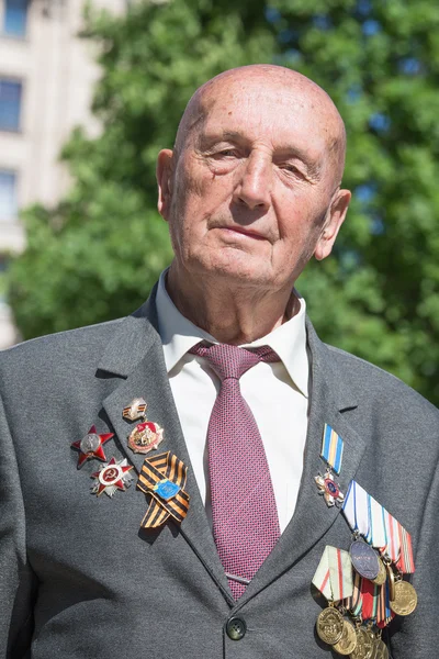 Portre yaşlı adam. Kiev ana cadde Khreschatyk Tören geçit töreni Büyük Vatanseverlik Savaşı 'nda zafer 68 yıldönümü adanmış (Dünya Savaşı ) — Stok fotoğraf