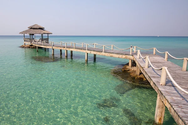 Muelle de madera en la hermosa playa tropical en la isla Koh Kood, Tailandia — Foto de Stock