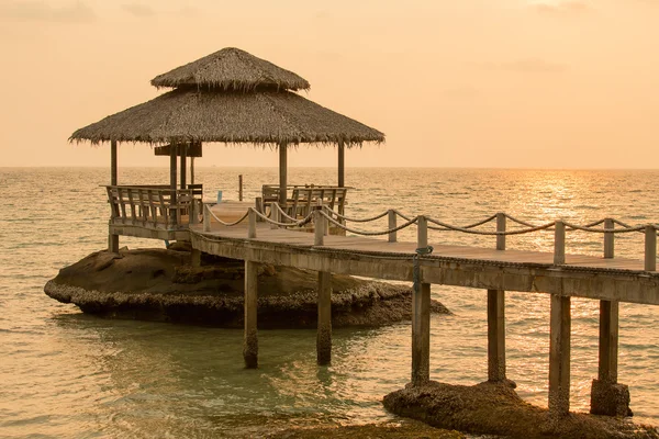 Gün batımı ve deniz dalga koh kood, Tayland'ın plajda köprü — Stok fotoğraf