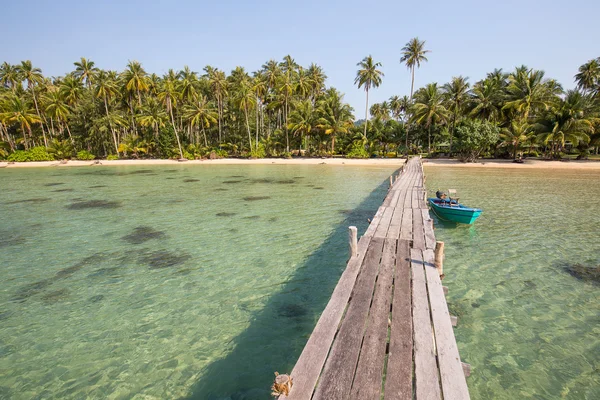 Träbrygga på ön Koh Kood beach — Stockfoto