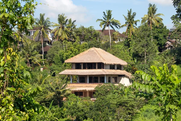 Dom na tropikalnej plaży na wyspie Bali, Indonezja — Zdjęcie stockowe