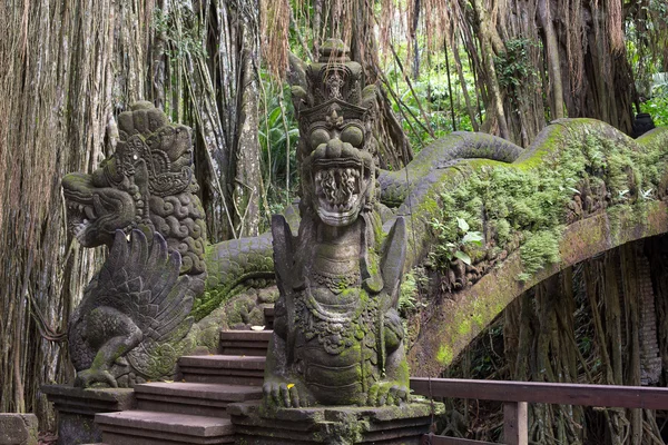 Berömda dragon bridge i heliga monkey forest Ubud, Bali, Indonesien. — Stockfoto