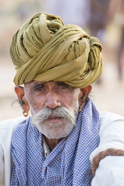 Hombre indio asistió a la anual Pushkar Camel Mela. Esta feria es la feria comercial de camellos más grande del mundo . —  Fotos de Stock