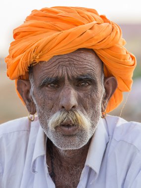 Hintli yıllık Pushkar deve Mela katıldı. Bu adil değil dünyanın en büyük deve ticaret fuarı.