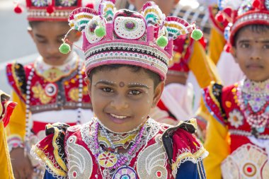 Sri Lankalı çocuk göre Budist kültür dolunay günde düzenlenen Katina Festivali dahil
