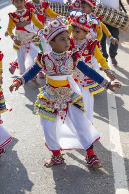 Sri Lankalı çocuk göre Budist kültür dolunay günde düzenlenen Katina Festivali dahil