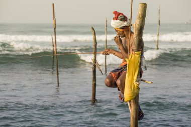 Balıkçılar benzersiz tarzı Balık tutma. Bu tür Balık tutma için Güney Sri Lanka Hint Okyanusu'nda geleneksel.